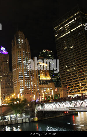 Le Wrigley Building, Tribune Tower, 401 N Michigan Ave et le Michigan Avenue Bridge, le long de la rivière Chicago dans le centre-ville de Chicago, Illinois at night Banque D'Images