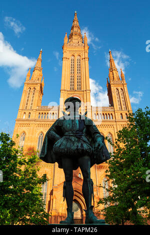 Statue de Guillaume d'Orange devant la Marktkirche (église du marché) à Wiesbaden, capitale de l'État de Hesse, en Allemagne. Banque D'Images