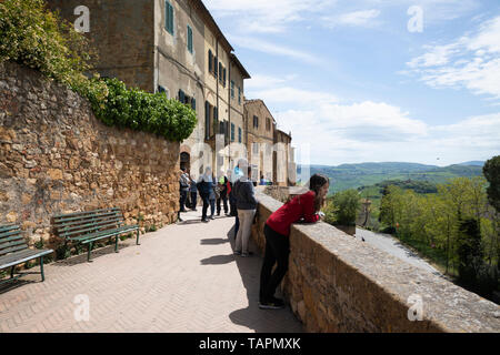 Street view à l'intérieur de la ville de Pienza, Pienza, Province de Sienne, Toscane, Italie, Europe Banque D'Images