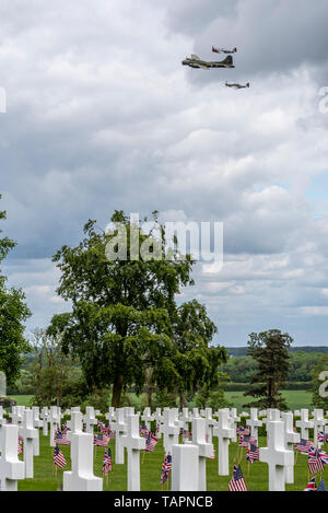 Le Jour commémoratif est une maison de vacances fédéral aux États-Unis consacrés au souvenir et d'honorer ceux qui sont morts en service dans les Forces armées américaines. Un service commémoratif a eu lieu au Cimetière Américain de Cambridge au Royaume-Uni où nous 3811 morts sont enterrés et un autre 5127 sont manquantes sur un mur du souvenir. Les militaires ont assisté à la cérémonie aux côtés de ceux de la famille honorée et public. Un défilé a eu lieu, y compris les frais généraux B-17 'Sally B' et deux 'petits amis' fighters Banque D'Images