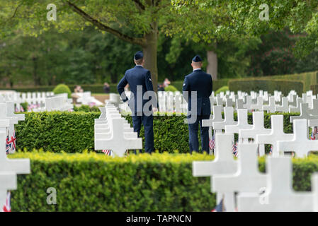 Le Jour commémoratif est une maison de vacances fédéral aux États-Unis consacrés au souvenir et d'honorer ceux qui sont morts en service dans les Forces armées américaines. Un service commémoratif a eu lieu au Cimetière Américain de Cambridge au Royaume-Uni où nous 3811 morts sont enterrés et un autre 5127 sont manquantes sur un mur du souvenir. Les militaires ont assisté à la cérémonie aux côtés de ceux de la famille honorée et public. Les militaires américains envisagent d'entre les croix Banque D'Images