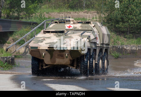 Munster, Allemagne. 20 mai, 2019. Au cours d'une manifestation par le très haut degré de disponibilité Joint Task Force (VJTF), une évacuation médicale GTK Boxer véhicule blindé de disques sur un terrain d'entraînement. En 2019, l'Allemagne sera responsable de la force de réaction rapide de l'OTAN. Credit : Christophe Gateau/dpa/Alamy Live News Banque D'Images