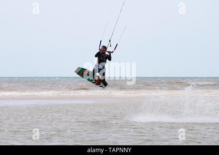 Le carrossage, East Sussex, UK. 27 mai, 2019. Météo France : Un autre jour de conditions idéales pour ces kitesurfers qui prennent à la mer dans le carrossage, East Sussex en grand nombre profiter des vacances de banque lundi météo. Crédit photo : Paul Lawrenson/Alamy Live News Banque D'Images