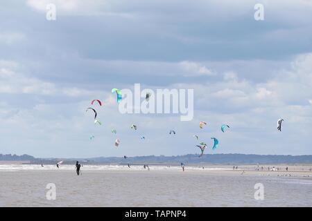 Le carrossage, East Sussex, UK. 27 mai, 2019. Météo France : Un autre jour de conditions idéales pour ces kitesurfers qui prennent à la mer dans le carrossage, East Sussex en grand nombre profiter des vacances de banque lundi météo. Crédit photo : Paul Lawrenson/Alamy Live News Banque D'Images