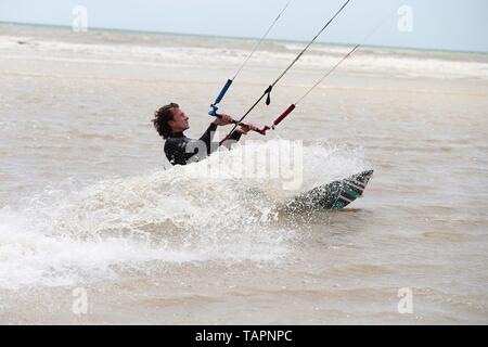 Le carrossage, East Sussex, UK. 27 mai, 2019. Météo France : Un autre jour de conditions idéales pour ces kitesurfers qui prennent à la mer dans le carrossage, East Sussex en grand nombre profiter des vacances de banque lundi météo. Crédit photo : Paul Lawrenson/Alamy Live News Banque D'Images