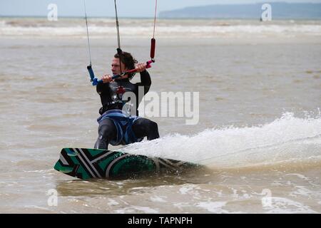 Le carrossage, East Sussex, UK. 27 mai, 2019. Météo France : Un autre jour de conditions idéales pour ces kitesurfers qui prennent à la mer dans le carrossage, East Sussex en grand nombre profiter des vacances de banque lundi météo. Crédit photo : Paul Lawrenson/Alamy Live News Banque D'Images