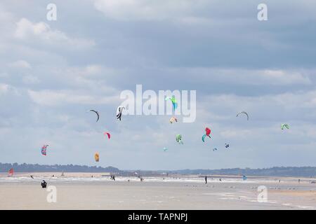 Le carrossage, East Sussex, UK. 27 mai, 2019. Météo France : Un autre jour de conditions idéales pour ces kitesurfers qui prennent à la mer dans le carrossage, East Sussex en grand nombre profiter des vacances de banque lundi météo. Crédit photo : Paul Lawrenson/Alamy Live News Banque D'Images