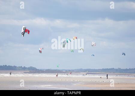 Le carrossage, East Sussex, UK. 27 mai, 2019. Météo France : Un autre jour de conditions idéales pour ces kitesurfers qui prennent à la mer dans le carrossage, East Sussex en grand nombre profiter des vacances de banque lundi météo. Crédit photo : Paul Lawrenson/Alamy Live News Banque D'Images