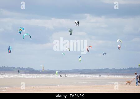 Le carrossage, East Sussex, UK. 27 mai, 2019. Météo France : Un autre jour de conditions idéales pour ces kitesurfers qui prennent à la mer dans le carrossage, East Sussex en grand nombre profiter des vacances de banque lundi météo. Crédit photo : Paul Lawrenson/Alamy Live News Banque D'Images