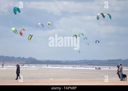 Le carrossage, East Sussex, UK. 27 mai, 2019. Météo France : Un autre jour de conditions idéales pour ces kitesurfers qui prennent à la mer dans le carrossage, East Sussex en grand nombre profiter des vacances de banque lundi météo. Crédit photo : Paul Lawrenson/Alamy Live News Banque D'Images