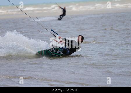 Le carrossage, East Sussex, UK. 27 mai, 2019. Météo France : Un autre jour de conditions idéales pour ces kitesurfers qui prennent à la mer dans le carrossage, East Sussex en grand nombre profiter des vacances de banque lundi météo. Crédit photo : Paul Lawrenson/Alamy Live News Banque D'Images