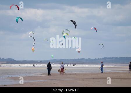 Le carrossage, East Sussex, UK. 27 mai, 2019. Météo France : Un autre jour de conditions idéales pour ces kitesurfers qui prennent à la mer dans le carrossage, East Sussex en grand nombre profiter des vacances de banque lundi météo. Crédit photo : Paul Lawrenson/Alamy Live News Banque D'Images