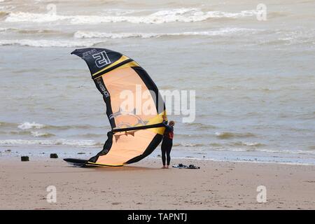 Le carrossage, East Sussex, UK. 27 mai, 2019. Météo France : Un autre jour de conditions idéales pour ces kitesurfers qui prennent à la mer dans le carrossage, East Sussex en grand nombre profiter des vacances de banque lundi météo. Crédit photo : Paul Lawrenson/Alamy Live News Banque D'Images