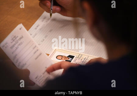 Milan, Italie. 26 mai, 2019. Silvio Berlusconi, Premier ministre italien et ancien chef du parti Forza Italia, est inscrit pour voter dans un bureau de vote à Milan, Italie, le 26 mai 2019. Le Parlement européen (PE) élections a commencé en Italie le dimanche. Credit : Alberto Lingria/Xinhua/Alamy Live News Banque D'Images