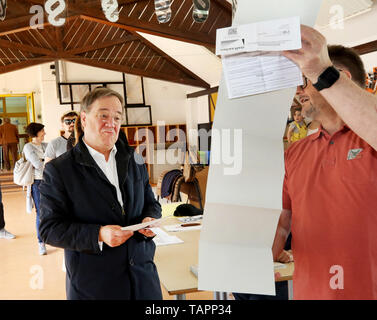 Aix-la-Chapelle, Allemagne. 26 mai, 2019. Armin Laschet (CDU), premier ministre de Rhénanie du Nord-Westphalie, examine le bulletin de vote d'un citoyen Aix-la-Chapelle (r) dans les élections européennes, qui n'a pas encore été rempli. À partir de 23.05. au 26.05.2019 Les citoyens de 28 États membres de l'élire un nouveau parlement. Credit : Roland Weihrauch/dpa/Alamy Live News Banque D'Images