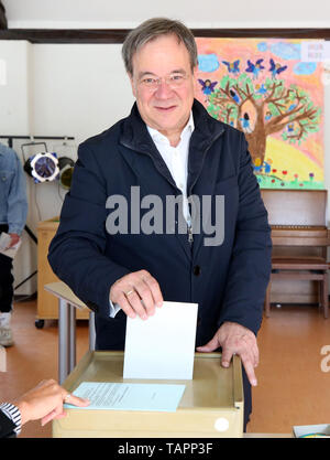 Aix-la-Chapelle, Allemagne. 26 mai, 2019. Armin Laschet (CDU), premier ministre de Rhénanie du Nord-Westphalie, met son bulletin dans l'urne lors des élections européennes. À partir de 23.05. au 26.05.2019 Les citoyens de 28 États membres de l'élire un nouveau parlement. Credit : Roland Weihrauch/dpa/Alamy Live News Banque D'Images