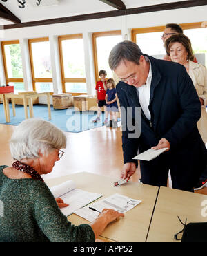 Aix-la-Chapelle, Allemagne. 26 mai, 2019. Avant de voter aux élections européennes, une élection assistant vérifie la carte d'identité de Armin Laschet (CDU), premier ministre de la Rhénanie du Nord. À partir de 23.05. au 26.05.2019 Les citoyens de 28 États membres de l'élire un nouveau parlement. Credit : Roland Weihrauch/dpa/Alamy Live News Banque D'Images