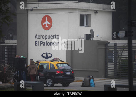 Buenos Aires, Buenos Aires, Argentine. 27 mai, 2019. L'extrême matin brumeux à Buenos Aires a causé des retards dans les services de transport public et la congestion du trafic aux entrées de la ville. Credit : Claudio Santisteban/ZUMA/Alamy Fil Live News Banque D'Images