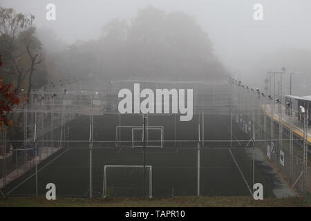 Buenos Aires, Buenos Aires, Argentine. 27 mai, 2019. L'extrême matin brumeux à Buenos Aires a causé des retards dans les services de transport public et la congestion du trafic aux entrées de la ville. Credit : Claudio Santisteban/ZUMA/Alamy Fil Live News Banque D'Images