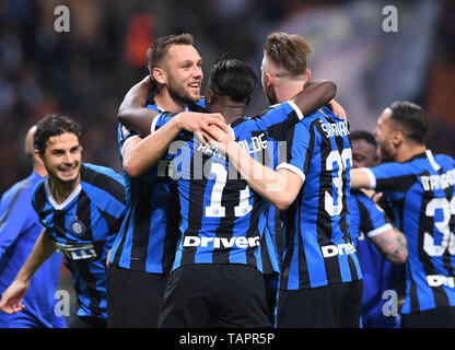 (190527) -- MILAN, 27 mai 2019 (Xinhua) -- les joueurs du FC Inter célébrer à la fin d'une serie d'un match de foot entre FC Inter et Empoli à Milan, Italie, le 26 mai 2019. FC Inter 2-1. (Xinhua/Alberto Lingria) Banque D'Images