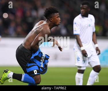 (190527) -- MILAN, 27 mai 2019 (Xinhua) -- FC Inter's Keita Balde célèbre son but pendant un match de football Serie A entre FC Inter et Empoli à Milan, Italie, le 26 mai 2019. FC Inter 2-1. (Xinhua/Alberto Lingria) Banque D'Images