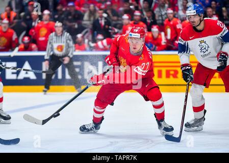 Bratislava, Slovaquie. 26 mai, 2019. Kirill Kaprizov (L) de la Russie passe la rondelle au cours de la 2019 Championnat du monde de hockey 2009 Slovaquie Médaille de Bronze match entre la Russie et la République tchèque à Ondrej Nepela Arena à Bratislava, Slovaquie, le 26 mai 2019. La Russie a gagné 3-2 après la fusillade. Credit : Pawel Andrachiewicz/Xinhua/Alamy Live News Banque D'Images