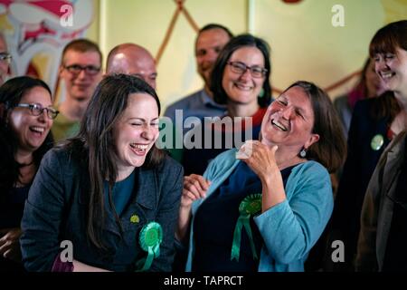 Birmingham, UK. 27 mai, 2019. Leader adjoint du Parti Vert Amelia Womack (centre gauche) se joint à nouveau à l'Ouest Midlands MEP Ellie répondre positivement (centre droit) et de membres de l'ensemble de l'Ouest des Midlands à Birmingham célébrer les résultats de l'élection de l'Union européenne qui a vu les Verts passer de trois à sept sièges à l'Angleterre. Crédit : Vladimir Morozov/Alamy Live News Banque D'Images