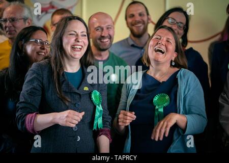 Birmingham, UK. 27 mai, 2019. Leader adjoint du Parti Vert Amelia Womack (centre gauche) se joint à nouveau à l'Ouest Midlands MEP Ellie répondre positivement (centre droit) et de membres de l'ensemble de l'Ouest des Midlands à Birmingham célébrer les résultats de l'élection de l'Union européenne qui a vu les Verts passer de trois à sept sièges à l'Angleterre. Crédit : Vladimir Morozov/Alamy Live News Banque D'Images