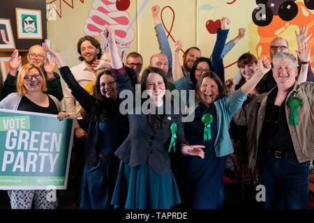 Birmingham, UK. 27 mai, 2019. Leader adjoint du Parti Vert Amelia Womack (centre gauche) se joint à nouveau à l'Ouest Midlands MEP Ellie répondre positivement (centre droit) et de membres de l'ensemble de l'Ouest des Midlands à Birmingham célébrer les résultats de l'élection de l'Union européenne qui a vu les Verts passer de trois à sept sièges à l'Angleterre. Crédit : Vladimir Morozov/Alamy Live News Banque D'Images