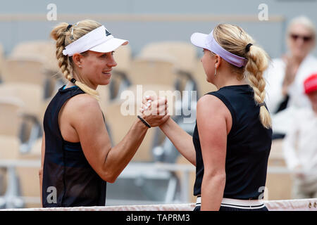 26 mai 2019, la France (France), Paris : : Grand Slam Tennis, WTA-Tour - Open de France, des célibataires, des femmes, 1er tour, Kerber (Allemagne) - Potapowa (Russie) : Angelique Kerber (l) félicite nasch la défaite de son adversaire Anastasia Potapova de Russie. Photo : Frank Molter/dpa Banque D'Images