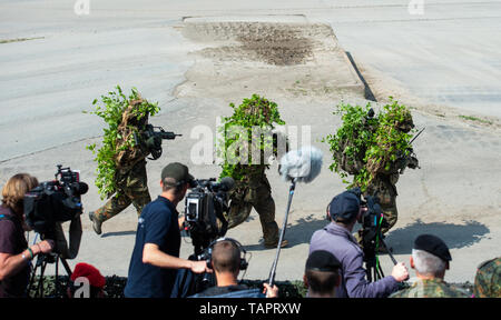 Munster, Allemagne. 20 mai, 2019. Au cours d'une manifestation par le très haut degré de disponibilité Joint Task Force (VJTF), trois tireurs camouflés par les équipes de l'appareil photo passe. En 2019, l'Allemagne sera responsable de la force de réaction rapide de l'OTAN. Credit : Christophe Gateau/dpa/Alamy Live News Banque D'Images