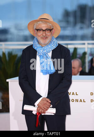 (190526) -- CANNES, Mai 26, 2019 (Xinhua) -- Directeur général Elia Suleiman, lauréat de la mention spéciale pour le film 'il doit être le ciel" pose lors d'un photocall au 72e Festival du Film de Cannes, France, le 25 mai 2019. Le rideau de la 72e édition du Festival de Cannes est tombée le samedi soir, avec film sud-coréen "Parasite" de gagner cette année, le prix le plus prestigieux, la Palme d'or. (Xinhua/Gao Jing) Banque D'Images