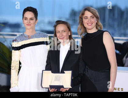 (190526) -- CANNES, Mai 26, 2019 (Xinhua) -- La réalisatrice française Céline Sciamma Sylvain fusée (C), lauréat du prix du meilleur scénario pour le film "Portrait de femme en feu" pose lors d'un photocall au 72e Festival du Film de Cannes, France, le 25 mai 2019. Le rideau de la 72e édition du Festival de Cannes est tombée le samedi soir, avec film sud-coréen "Parasite" de gagner cette année, le prix le plus prestigieux, la Palme d'or. (Xinhua/Gao Jing) Banque D'Images