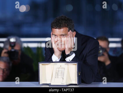 (190526) -- CANNES, Mai 26, 2019 (Xinhua) -- Antonio Banderas, lauréat du prix du meilleur acteur pour le film 'Douleurs Y Gloria (douleur et Gloire)" pose lors d'un photocall au 72e Festival du Film de Cannes, France, le 25 mai 2019. Le rideau de la 72e édition du Festival de Cannes est tombée le samedi soir, avec film sud-coréen "Parasite" de gagner cette année, le prix le plus prestigieux, la Palme d'or. (Xinhua/Gao Jing) Banque D'Images