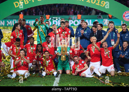 Jubilation de la victoire dans la DFB : photo gagnante. Gardien de but Manuel Neuer (Bayern Munich) dans le withte avec le trophée. GES / Soccer / DFB-Pokal : Final : RB Leipzig - FC Bayern Munich, 25.05.2019 Football / Soccer : DFB : Final : RB Leipzig et FC Bayern Munich, Berlin, 25 mai 2019 | dans le monde entier Banque D'Images