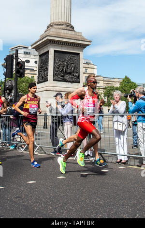 Londres, Royaume-Uni. 27 mai, 2019. Sir Mo Farah sur le circuit de la vitalité London 10 000:Crédit Hoa Vo /Alamy Live News Banque D'Images