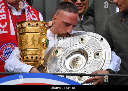 Franck Ribery (Bayern Munich). avec tasse, tasse, trophée et coupe, coupe du championnat. FC Bayern sur le Munich-Meisterfeier Rathausbalkon / Marienplatz à Munich le 26.05.2019. Saison 2018/19, football, DFB Pokal Dernier RB Leipzig (L) - FC Bayern Munich (M) 0-3. Dans le monde d'utilisation | Banque D'Images