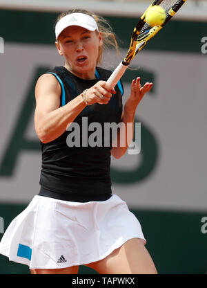 Paris. 27 mai, 2019. Caroline Wozniacki du Danemark fait concurrence au cours de la première série de match avec Veronica Kudermetova français de la Russie lors du tournoi Open de tennis à Roland Garros en 2019 Paris, France le 27 mai 2019. Credit : Han Yan/Xinhua/Alamy Live News Banque D'Images