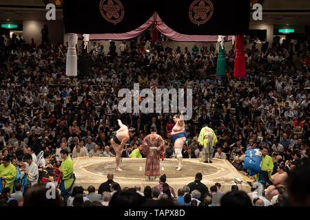 Le Président américain Donald Trump et le Premier ministre japonais Shinzo Abe, centre, regarder le Sumo wrestlers pendant le match final à l'été au Championnats du Grand Stade Ryogoku Kokugikan, le 26 mai 2019 à Tokyo, Japon. Banque D'Images