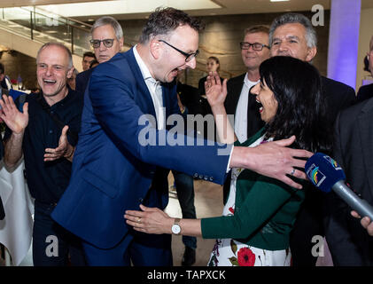 Stuttgart, Allemagne. 26 mai, 2019. Muhterem Aras (r, Bündnis 90/Die Grünen), Président du Parlement d'Etat de Bade-Wurtemberg, et Andreas Schwarz (Bündnis 90/Die Grünen), leader du groupe parlementaire en Baden-Würtemberg, réagir dans le Parlement de l'état des résultats de la première projection des élections européennes. Du 23 mai au 26 mai, les citoyens de 28 États de l'Union européenne éliront un nouveau parlement. Credit : Fabian Sommer/dpa/Alamy Live News Banque D'Images