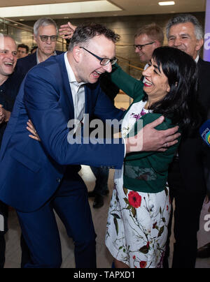Stuttgart, Allemagne. 26 mai, 2019. Muhterem Aras (r, Bündnis 90/Die Grünen), Président du Parlement d'Etat de Bade-Wurtemberg, et Andreas Schwarz (Bündnis 90/Die Grünen), leader du groupe parlementaire en Baden-Würtemberg, réagir dans le Parlement de l'état des résultats de la première projection des élections européennes. Du 23 mai au 26 mai, les citoyens de 28 États de l'Union européenne éliront un nouveau parlement. Credit : Fabian Sommer/dpa/Alamy Live News Banque D'Images