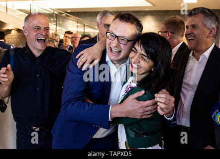 Stuttgart, Allemagne. 26 mai, 2019. Muhterem Aras (r, Bündnis 90/Die Grünen), Président du Parlement d'Etat de Bade-Wurtemberg, et Andreas Schwarz (Bündnis 90/Die Grünen), leader du groupe parlementaire en Baden-Würtemberg, réagir dans le Parlement de l'état des résultats de la première projection des élections européennes. Du 23 mai au 26 mai, les citoyens de 28 États de l'Union européenne éliront un nouveau parlement. Credit : Fabian Sommer/dpa/Alamy Live News Banque D'Images