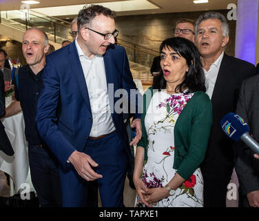 Stuttgart, Allemagne. 26 mai, 2019. Muhterem Aras (r, Bündnis 90/Die Grünen), Président du Parlement d'Etat de Bade-Wurtemberg, et Andreas Schwarz (Bündnis 90/Die Grünen), leader du groupe parlementaire en Baden-Würtemberg, réagir dans le Parlement de l'état des résultats de la première projection des élections européennes. Du 23 mai au 26 mai, les citoyens de 28 États de l'Union européenne éliront un nouveau parlement. Credit : Fabian Sommer/dpa/Alamy Live News Banque D'Images