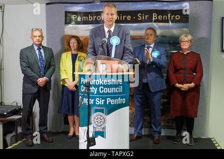 Haverfordwest, UK. 26 mai, 2019. Nathan Gill du Brexit Partie (C) donne un discours après sa victoire a été annoncée, derrière lui (L-R) Ian Westley, directeur du scrutin pour le pays de Galles, Jill Evans de Plaid Cymru, James Freeman Puits de la partie Brexit et Jackie Jones du parti après l'annonce des résultats Crédit : ATHENA PHOTO AGENCY LTD/Alamy Live News Banque D'Images