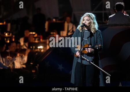 Musicien Alison Krauss joue sur la scène pendant le concert de la Journée commémorative nationale sur la pelouse de l'ouest de la capitale américaine, 26 mai 2019 à Washington, D.C. Le concert est en souvenir des militaires qui ont donné leur vie pour le pays. Banque D'Images