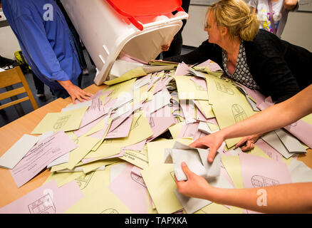 Hambourg, Allemagne. 26 mai, 2019. Une élection sous vide l'urne avec les bulletins de vote pour l'élection et l'élection de l'assemblée de district dans un bureau de vote pour le dépouillement des votes. Du 23 mai au 26 mai, les citoyens de 28 États de l'Union européenne éliront un nouveau parlement. Crédit : Daniel Bockwoldt/dpa/Alamy Live News Banque D'Images