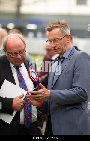 Denbighshire, UK. 27 mai, 2019. Belfast, Royaume-Uni. 27 mai, 2019. 27/mai/2019 Jim Allister de la TUV (traditionnel) et Brian voix unioniste (DUP) de Kingston à l'élection européenne dans le stade Meadowbank Magherafelt. L'Irlande du Nord Crédit : Bonzo/Alamy Live News Banque D'Images