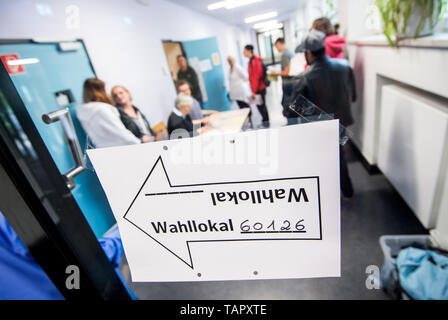 Hambourg, Allemagne. 26 mai, 2019. Stand d'électeurs dans un bureau de scrutin peu avant la fin de l'élection dans une file d'attente pour l'élection et l'élection de l'assemblée de district. Du 23 mai au 26 mai, les citoyens de 28 États de l'Union européenne éliront un nouveau parlement. Crédit : Daniel Bockwoldt/dpa/Alamy Live News Banque D'Images