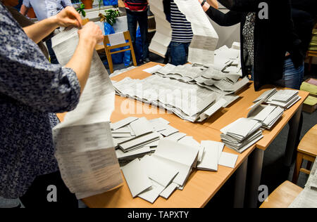 Hambourg, Allemagne. 26 mai, 2019. Assistants d'élection compter à des bulletins de vote pour les élections européennes et les élections à l'assemblée de district dans un bureau de vote. Du 23 mai au 26 mai, les citoyens de 28 États de l'Union européenne éliront un nouveau parlement. Crédit : Daniel Bockwoldt/dpa/Alamy Live News Banque D'Images