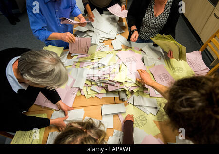 Hambourg, Allemagne. 26 mai, 2019. Travailleur d'élections, en comptant les bulletins de vote pour l'élection et l'élection de l'assemblée de district dans un bureau de vote. Du 23 mai au 26 mai, les citoyens de 28 États de l'Union européenne éliront un nouveau parlement. Crédit : Daniel Bockwoldt/dpa/Alamy Live News Banque D'Images